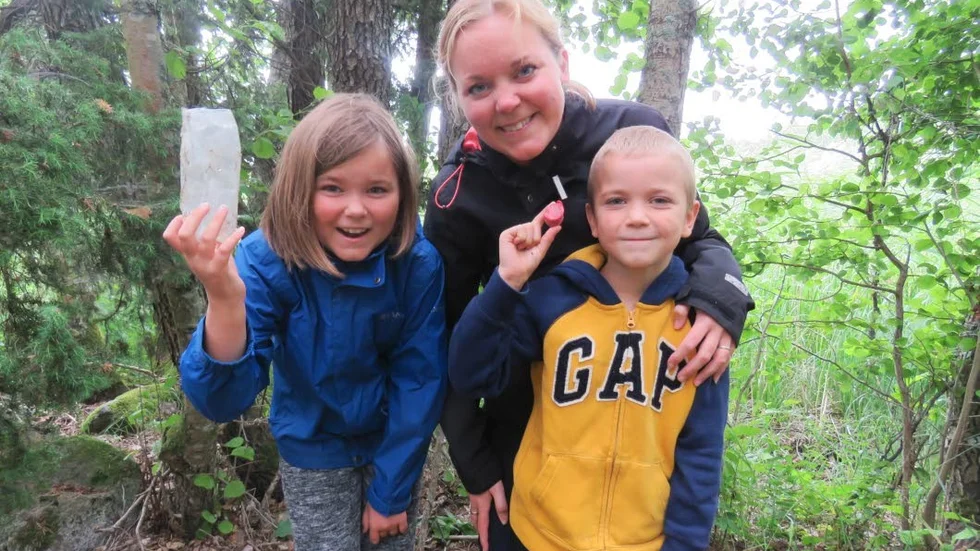 Här hittade Moa (till vänster) och Jakob (till höger) det gamla brevet. När vi återvänder till platsen där flaskan hittades påträffas även flaskans kork. I mitten står mamma Susanna.