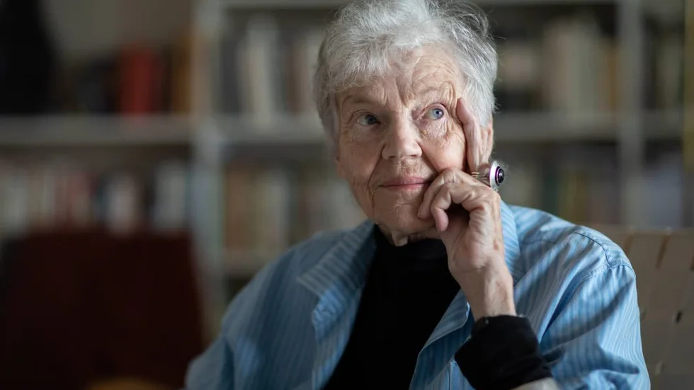 Märta Tikkanen (född 1935) är aktuell med brevbiografin "Måste försöka skri-" som samlar ett urval av hennes många brev till vännerna Åsa Moberg och Birgitta Stenberg.