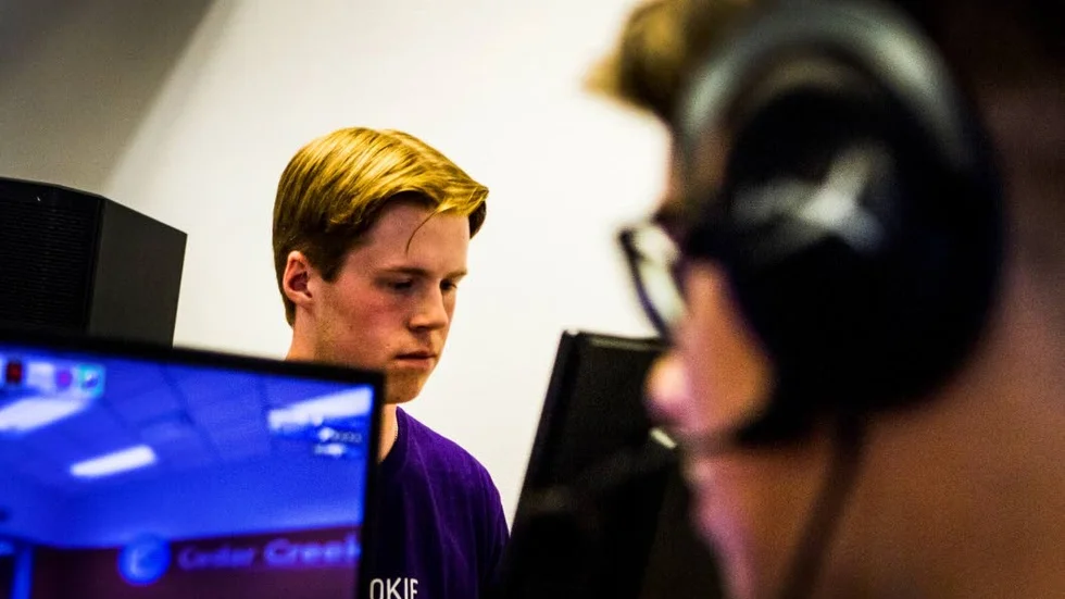 Boas Bäckström i en intensiv Counter-Strike-match mot brorsan.