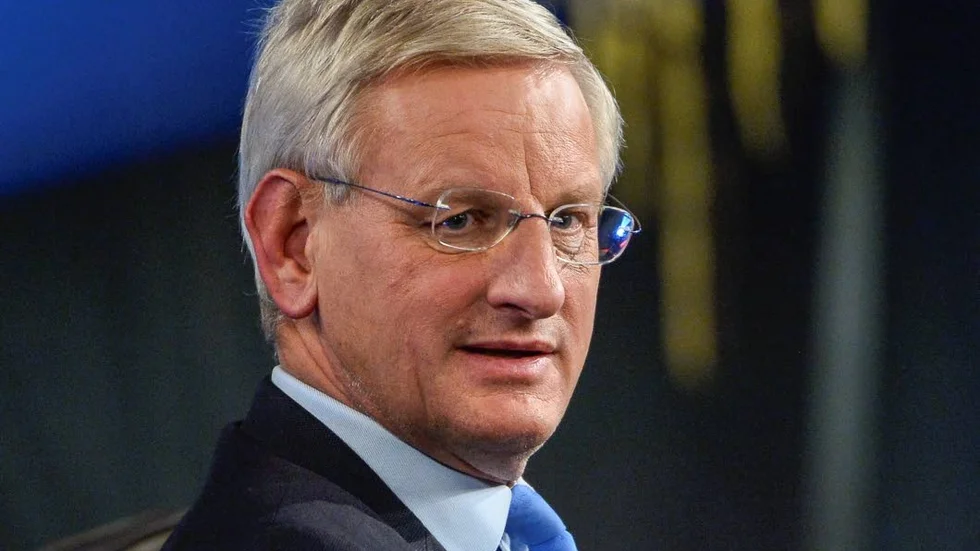 Carl Bildt besöker societetshuset Källör i Östhammar på torsdagskvällen.