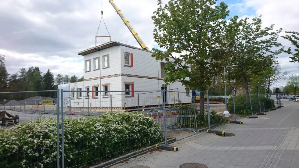 I måndags började arbetet med att bygga upp modulskolan. Stora transporter med moduler anlände till Gottsunda och lyftes på plats med mobilkranar.