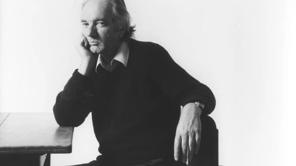Österrikaren Thomas Bernhard (1931–1989) är en av den europeiska efterkrigstidens mest egensinniga författare. "Anstöt" innebar ett genombrott i den tyskspråkiga världen och satte också tonen för hans kommande produktion.