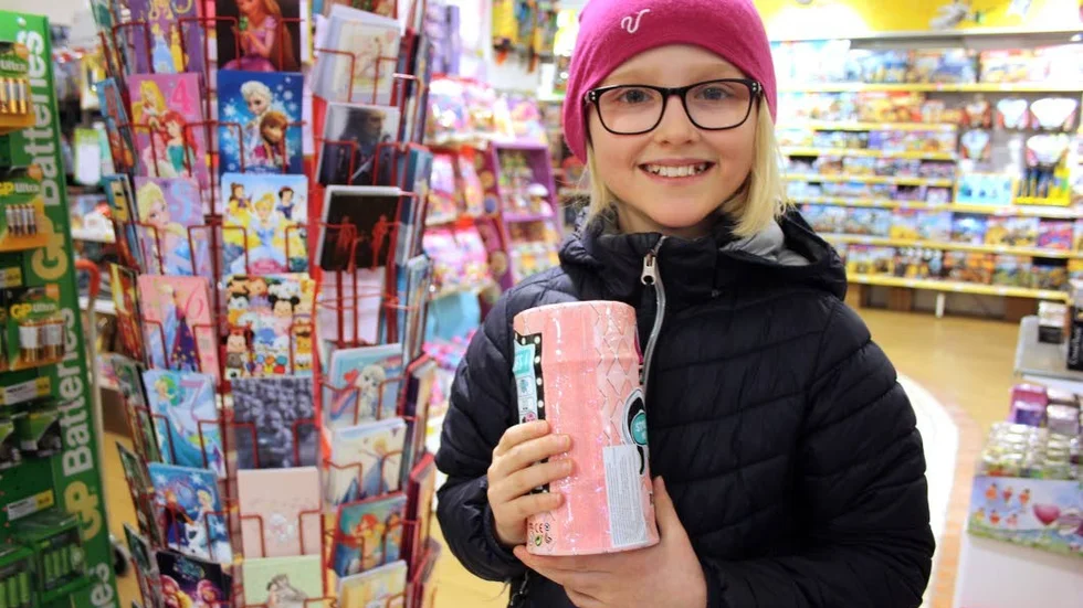 Linnea Nyström, nästan 10 när bilden togs, har köpt en present i butiken.