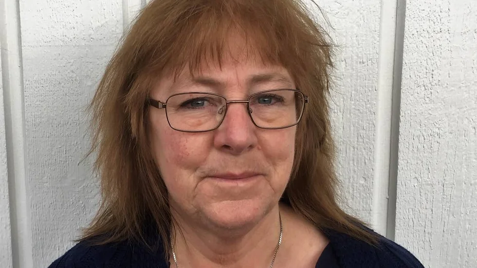 Tierpsbon Inger Lindgren skulle kasta returpapp vid en av sopstationerna i centrala Tierp. Men när hon kom fram var kärlen och området runtom redan fullt med skräp.