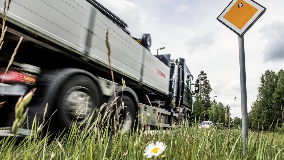 14 000 kilo för mycket på lastbilssläpet. Nu döms företaget till dryga 66 000 kronor i böter av förvaltningsrätten.