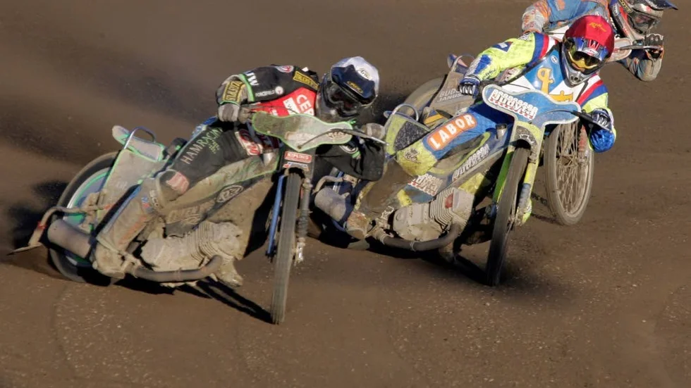 Tomaz Gapinski i röd hjälmhuva efter ledande Scott Nicholls.