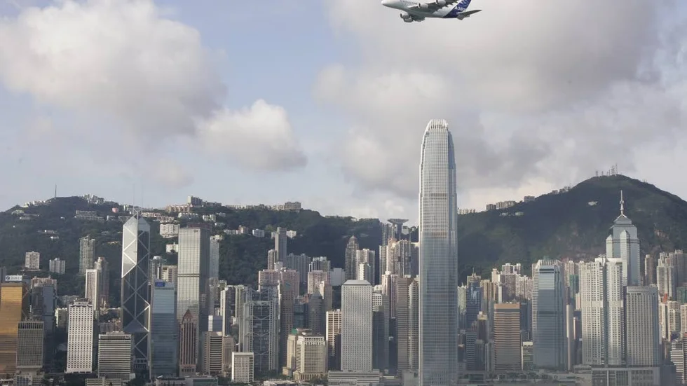 31-åringen flyttade med sin flickvän till Hong Kong för att arbeta på investmentbanken Goldman Sachs. Hon följde flera gånger med till kontorets lobby när han gick till jobbet.