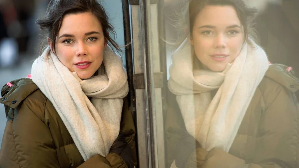 Snabbt framåt. Skådespelaren Hedda Stiernstedt fyller 30 år. Hon är aktuell med två stora tv-produktioner och karriären går snabbt framåt.