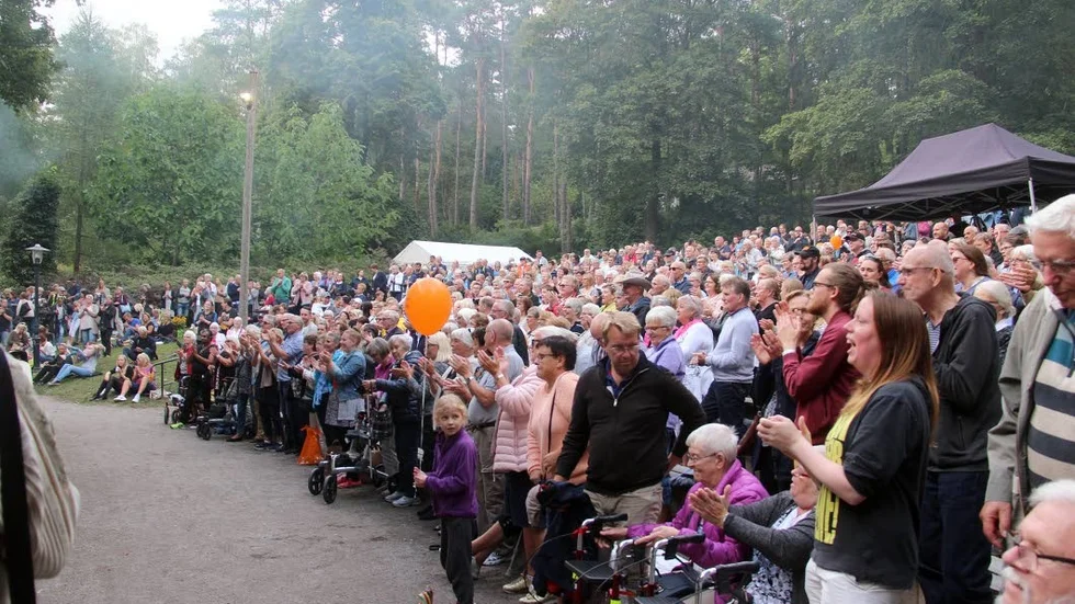 Fullsatt. Knökfullt och jublande publik när Återsken uppträddee. Trädgårdsdagen växer för varje år.