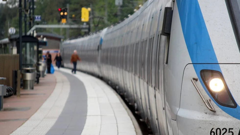 Oeniga. Håbo vill ge högsta prioritet för att Mälarbanans fyra spår Tomteboda - Kallhäll byggs ut enligt tidplan. Regionen anser att det räcker med prio 2.