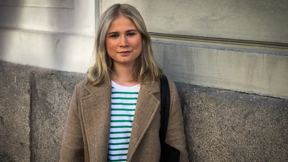 "Min mamma är motsatsen till mig, hon är vänsterpartist så jag har alltid suttit hemma och argumenterat emot henne och tittat på partiledardebatter", säger Fanny. 