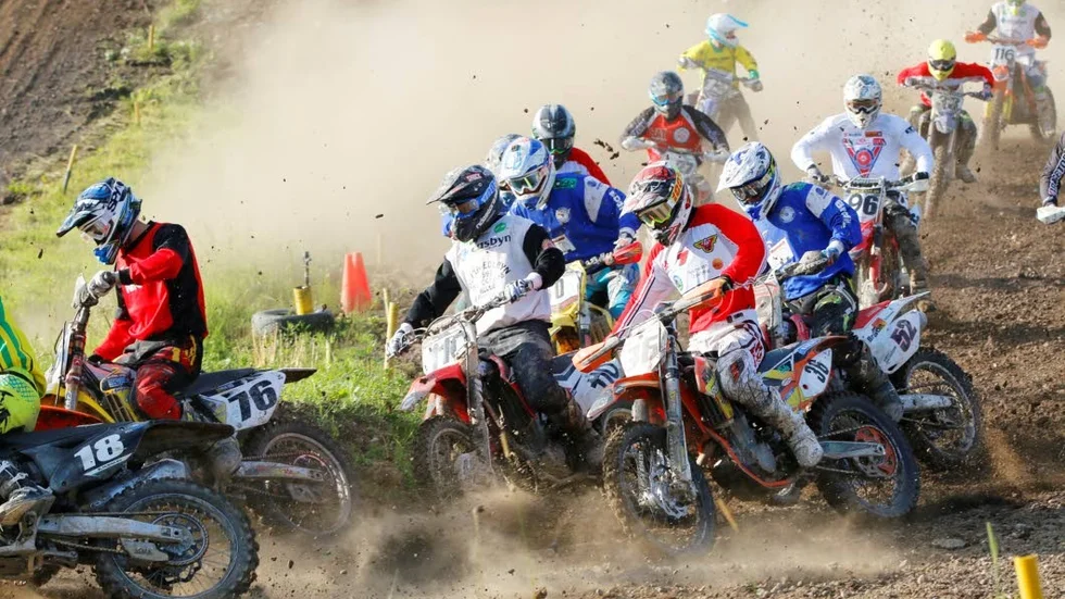 Stöld. Två motocross-motorcyklar stals ur ett garage.