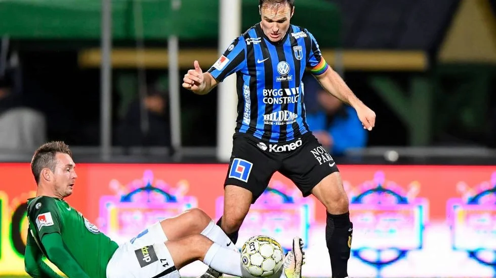 Jönköpings Daryl Smylie på gräset Sirius Niklas Thor med boll under onsdagens fotbollsmatch i allsvenskan mellan Jönköpings Södra IF och IK Sirius FK på Stadsparksvallen.