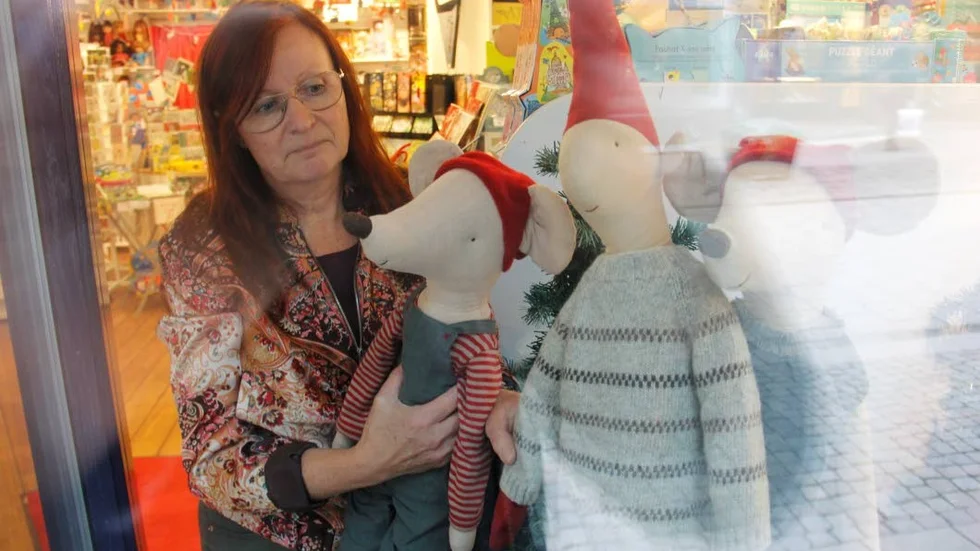Planerar. I leksaksbutiken Krabat har man planerat skyltningen sedan ungefär en månad tillbaka. Enligt butikschefen Laila Mathisen siktar man på att ha allt klart några dagar innan skyltsöndagen.