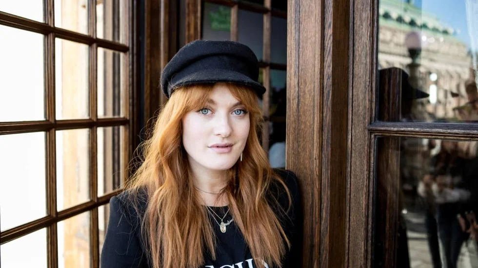 – Jag har en fantastisk familj som stöttat mig i vått och torrt, säger Caroline Hjelt, som ända sedan hon var liten har drömt om att få jobba med musik.