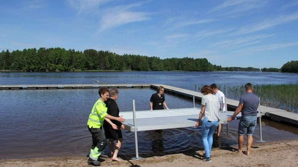 Placerad. Den nya rampen för funktionsnedsatta vid Mehedebybadet sjösätts.