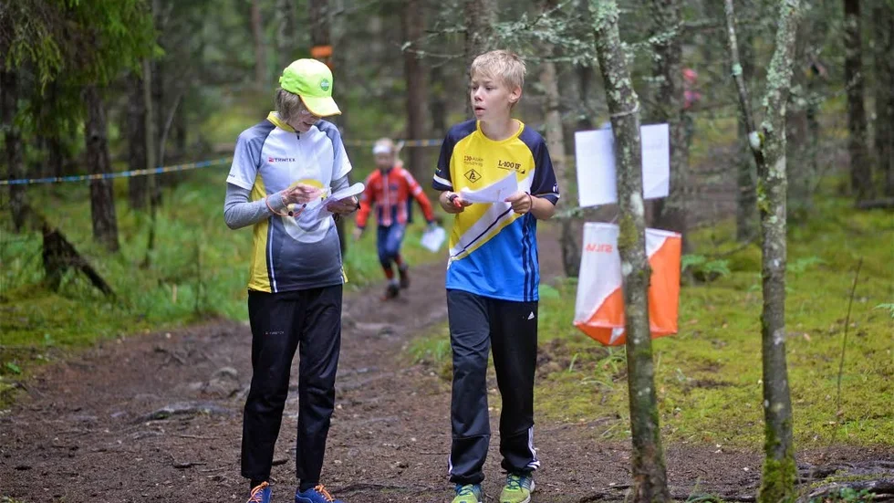 Tävlande.  -Jag får inget regn på mig för träden är i vägen. Banan var rolig men inte lätt, nästan för svår. Jag tappade bort kontroll fyra, säger Anton Görgård, 11 år Långhundra IF som tävlade i H12.