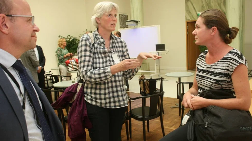 Diskussion. Martina Schäfer (i mitten), bekämpningsledare hos Biologisk Myggkontroll, diskuterar myggbekämpning med Camilla Winqvist, miljöstrateg vid Heby kommun. Till vänster skymtar riksdagsledamot Mikael Oscarsson (KD).