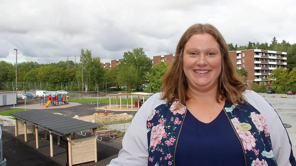 Enögla. Förskolechefen Frida Eketjäll visar runt i den nya förskolan på tomten mellan Enöglavägen och Örtagatan.