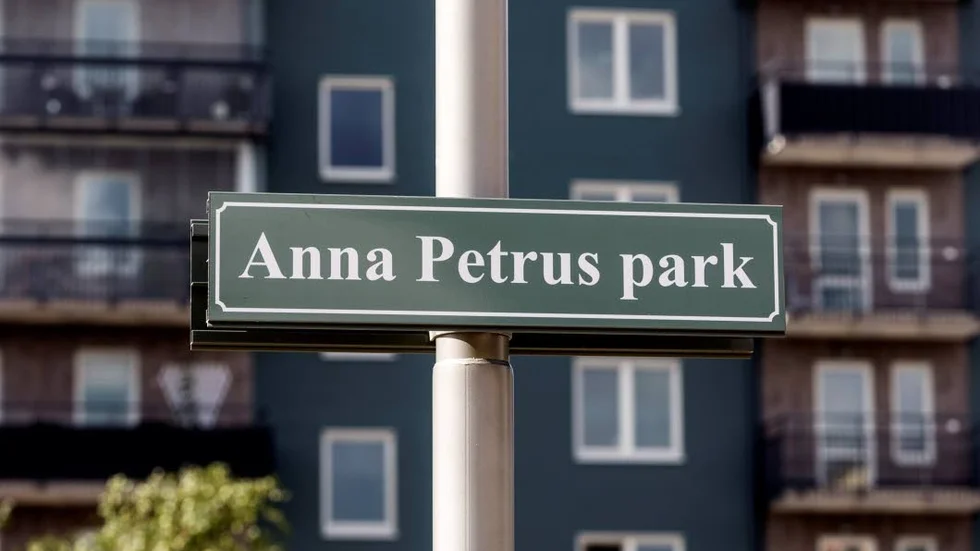 Uppsalakändis. Parken har fått sitt namn efter skulptören, industridesignern och dansaren Anna Petrus som levde 1886-1949.