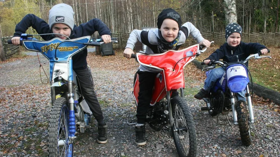 Motorbröder. Brödratrion Söderblom på sina motorcyklar ute på tomten i Johannisfors. Från vänster: Tyr, sju år, Vile, sex år, och Magne, tre år.