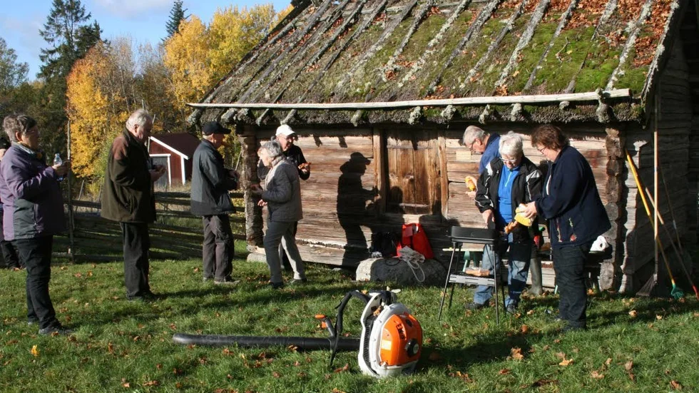 Lön för mödan. Gott med grillad korv efter välförrättat värv.