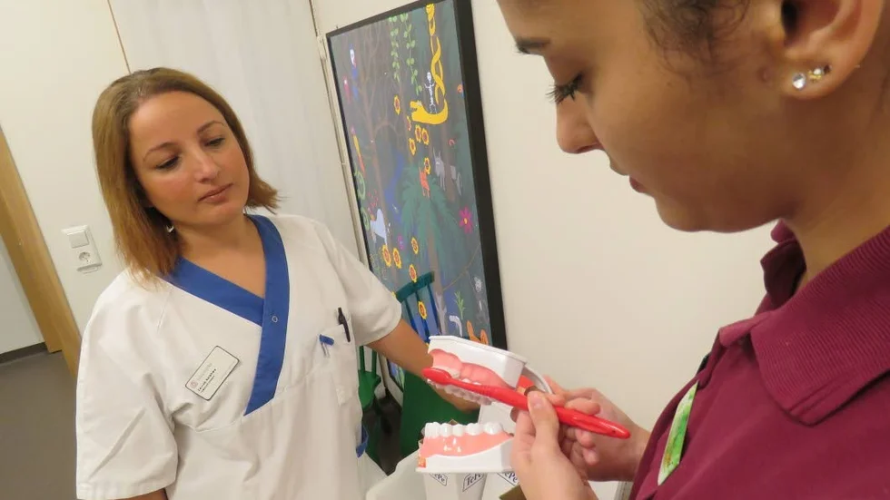 Material.  Zeinab Keikhwa, tandsköterska, och Farah Halawi, tandhygienist på Folktandvården i Gottsunda tycker att de hittat ett sätt att nå föräldrar på ett bättre sätt med information om vikten av god munhygien, redan när barnen är små. Det är inte ointresse hos föräldrarna som är problemet, menar de, utan okunskap.
