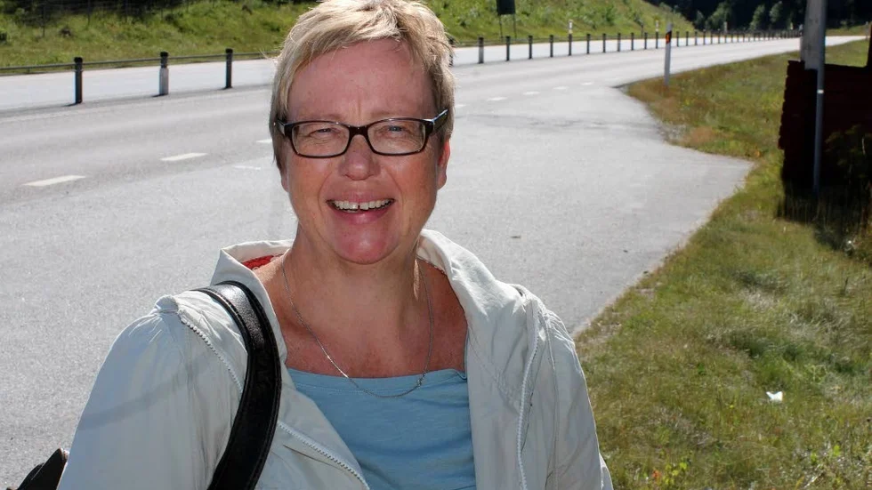 Lotta Johansson vet inte om hon ska skratta eller gråta. UL vill ta bort flera busskurer på sträckan Uppsala–Enköping.