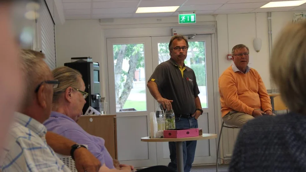Närboende kritiska. Flera som berörs av Östhammarshems planer på flerbostadshus vid Strandvägen, mellan Norra Tullportsgatan och Stångörsgatan, var kritiska. T h syns Tomas Bendiksen (S) och Örjan Mattson (S) som tog emot synpunkterna.