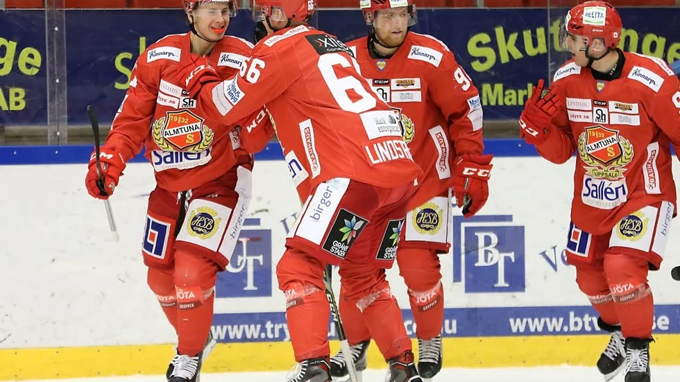 Första målet. 18-årige Jakob Ragnarsson, t v, har precis gjort sitt första mål i allsvenskan. Han gratuleras närmast av kusinen och backkollegan Gustav Lindström.