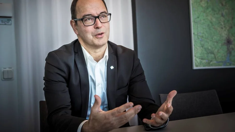 Kritisk. Stefan Hanna kritiserar den  rödgröna majoriteten för att inte ha tagit tag i problemen inom äldreförvaltningen och äldrenämnden.