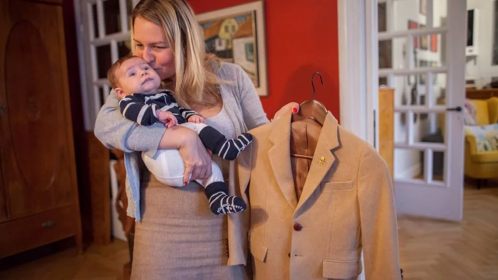 Märkeskavajen som är köpt på second hand är än så länge för stor för Carl, men lagom till skolstarten hoppas mamma Felicia Sundmark att den ska passa.