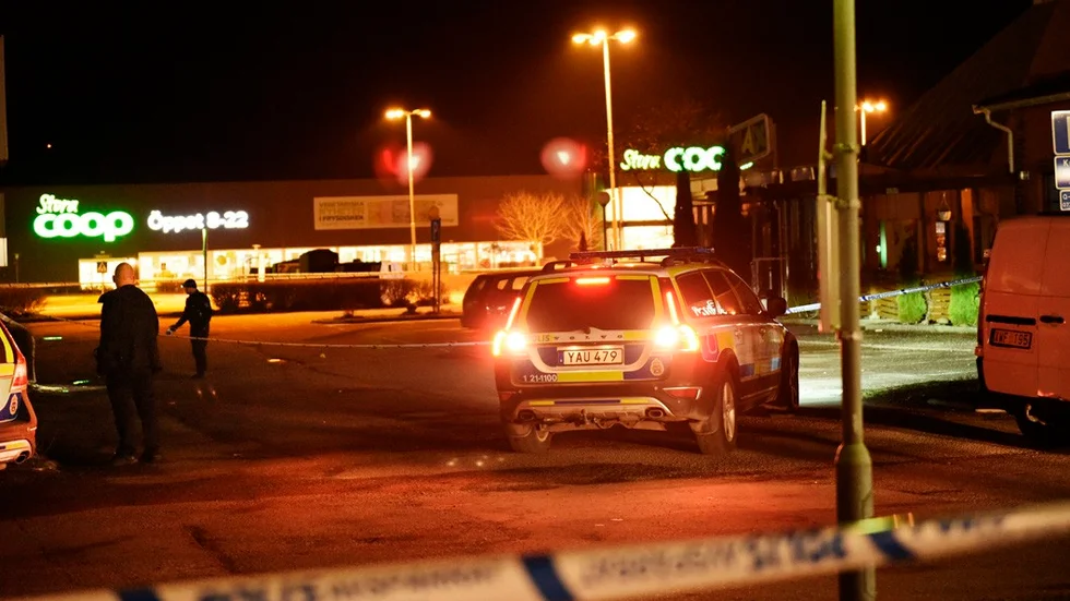 Polisen spärrande av restaurangparkeringen i Boländerna där en man skottskadats svårt. Han avled senare på sjukhus.