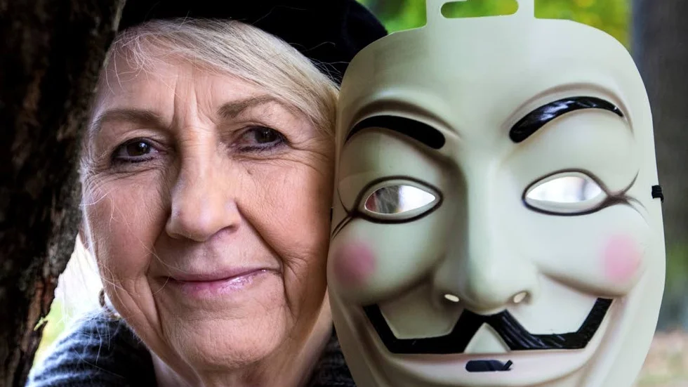 Megasymbol. Agneta Lilja är etnologen som skrivit boken Halloween – omstridd och omhuldad. Masken på bilden säljs på varuhus i halloweentider. Genom åren har den kommit att symbolisera protester mot överheten, personer i Occupyrörelsen bar den under arabiska våren, den förknippas med pirater och bärs av hackerkollektivet Anonymous. Den föreställer Guy Fawkes, den katolska konspiratören som försökte spränga det engelska parlamentet 1605. Som symbol blev den internationellt känd i och med serieromanen "V for vendetta" på 1980-talet.