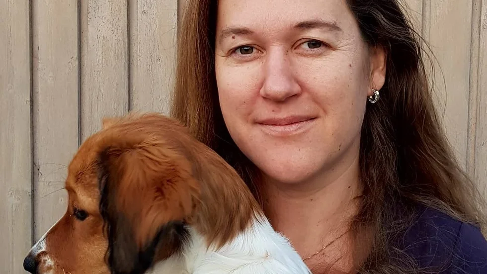 Friskfaktor. Tove Fall tillsammans med fem månader gamla valpen Vega.  Enligt studien utmärker sig ägare till hundar av jaktraser som särskilt friska, och Vega hör till jakthundrasen kooiker.