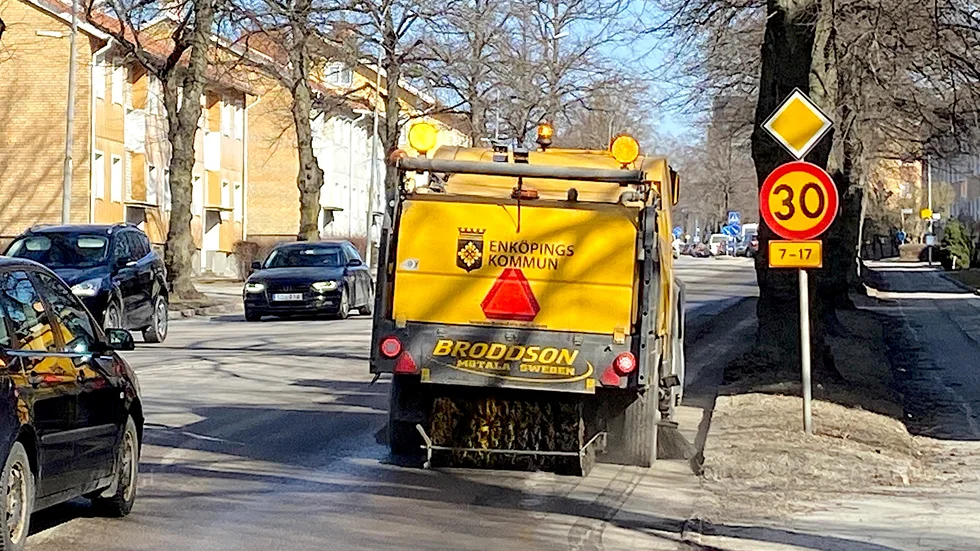 Sandsopningen är inne i slutskedet i Enköping. Det ska vara färdigsopat på gatorna under de närmaste två veckorna.