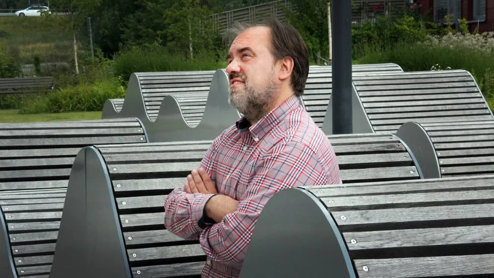 Eget förlag. Jakob Sverker gav ut sin trilogi på eget förlag, för att lära sig allt om branschen.