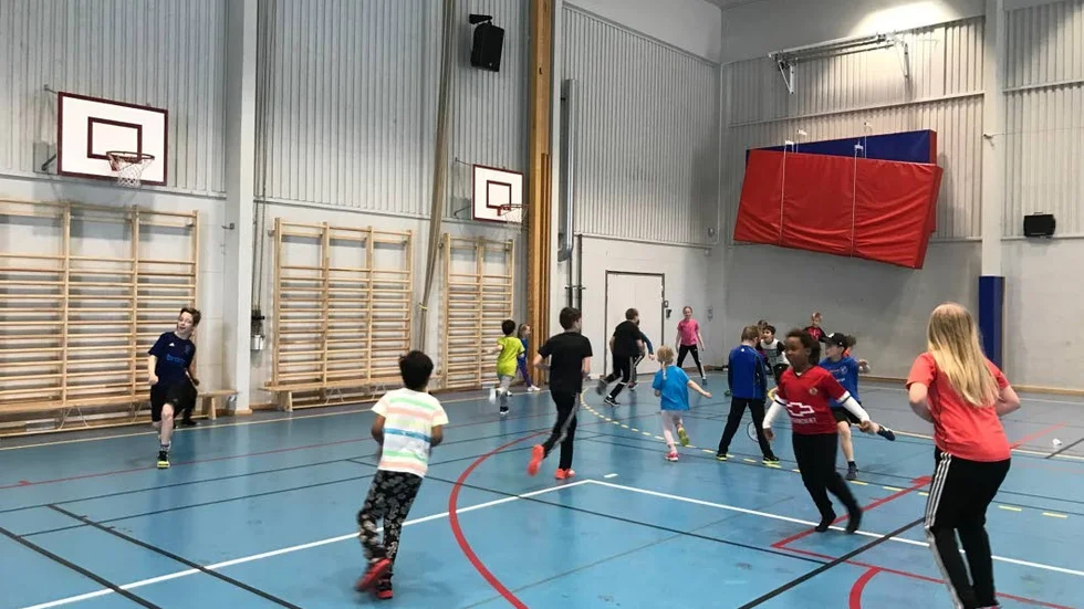 Firande. Paniz Yousefi anordnade en badmintonfest i Gottsunda Sporthall för att fira Fyrisfjäderns SM-guld och inviga hallen.