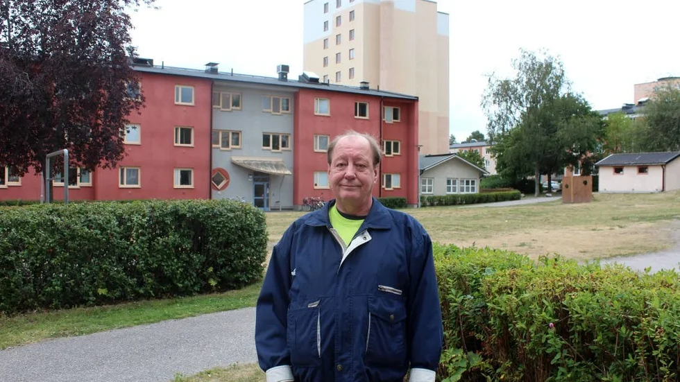 Svårigheter. Det har blivit problematiskt för Lasse att besöka sin mamma i Romberga då han inte har någon mobiltelefon att betala parkeringsavgiften med.