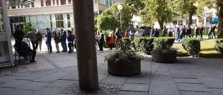 Därför ringlar kön lång till Skatteverket