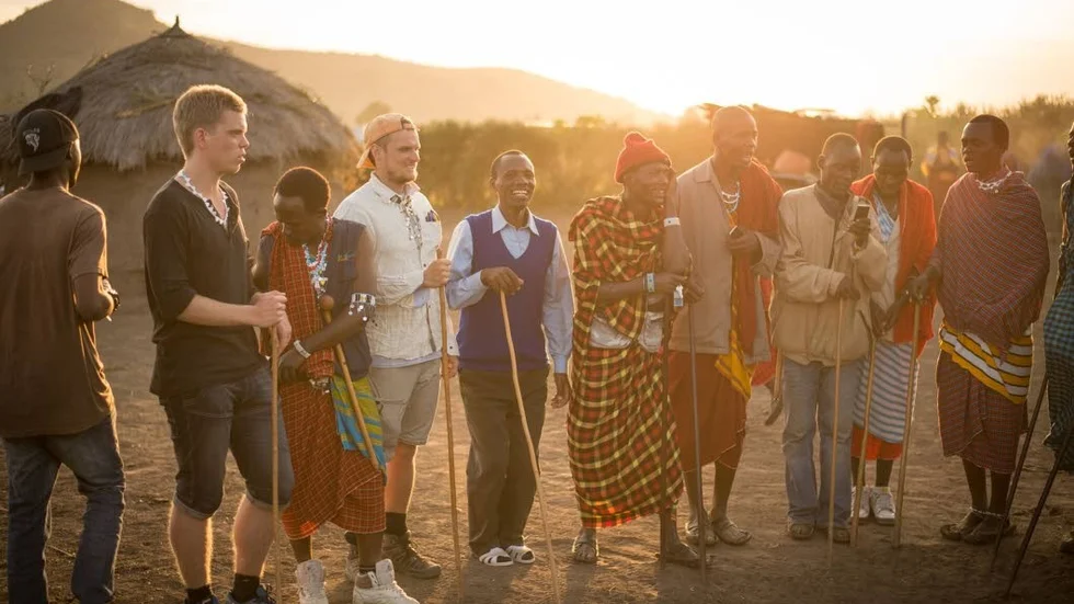 Möte. När Emil var i staden Arusha upplevde han att turister bodde på lyxhotell som stod som fästningar och borgar. "De upplevde ingenting. När jag är ute vill jag möta världen och jag är väldigt glad att vi fick en möjlighet at bo och leva med Massajerna", säger han.