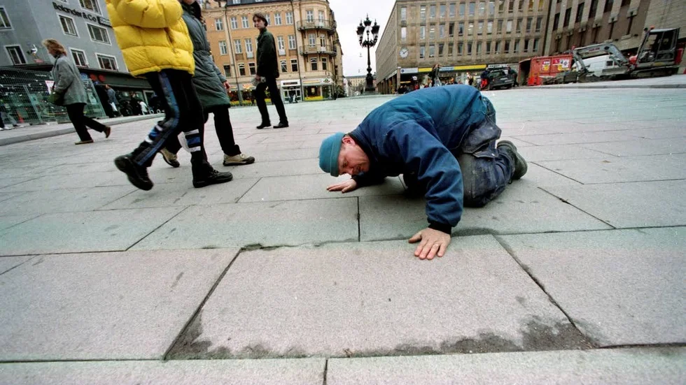Värre än diesel och tuggummi. De granitplattor som lades på Stora torget under renoveringen höll inte för Uppsalas stadsbussar. Stensättaren Lennart Johansson undersöker skadorna.