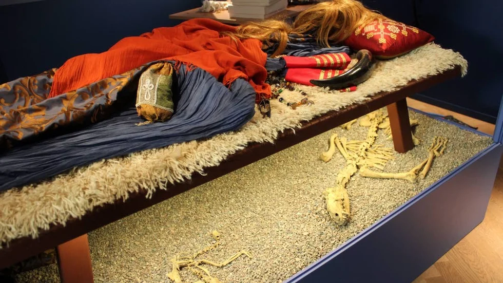 Båtgrav. I Gamla Upsala har man funnit sidentyger från vikingatiden.