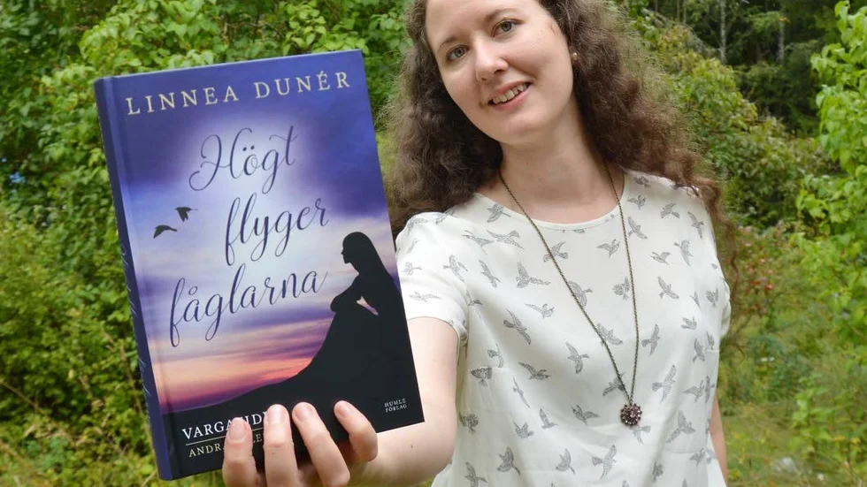 Nya boken. Morgongåvaförfattaren Linnea Dunér med romanen "Högt flyger fåglarna", uppföljaren i den planerade trilogin "Vargatider", som tar läsaren tillbaka till prästfamiljen i 1800-talssverige.