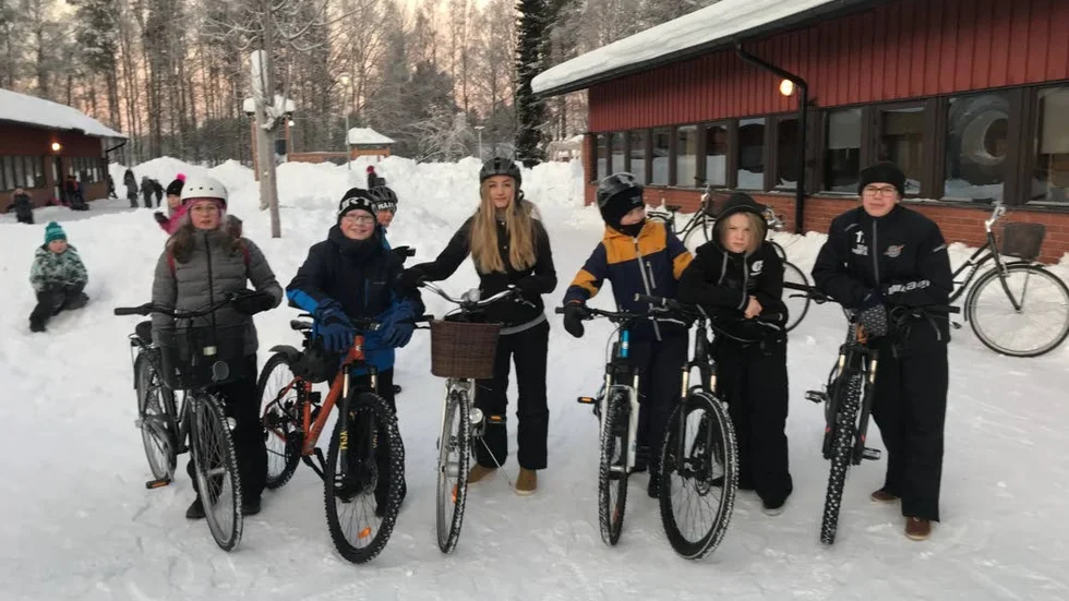 Is och snö hindrar inte skolbarn i Luleå från att cykla eller gå till jobbet.
