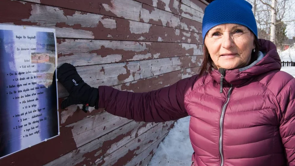 Fritidspedagogen Heli Lamppa visar reglerna för gagaboll som hänger på en vägg. "Det är viktigt att reglerna är tydliga och gäller för alla", säger hon.