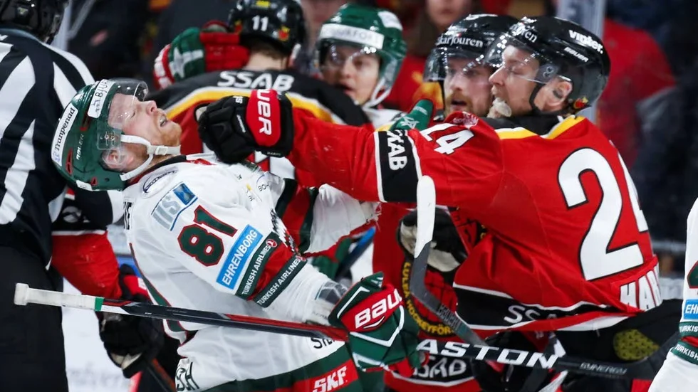Luleå Hockeys Johan Harju i et gruff med Frölundas Ryan Lasch.