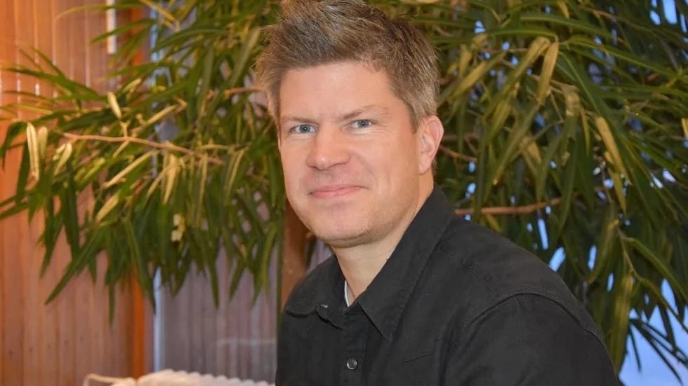 Mattias Kenttä, ansvarig sektionschef inom kommunens fastighetsförvaltning, är bekymrad över de livsfarliga och destruktiva lekarna på skoltaken. "Det här kostar jättemycket skattepengar, och det måste ungdomarna förstå", säger han. 