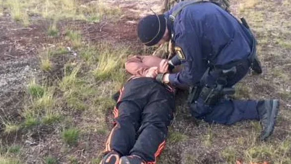 Här grips den 35-årige mannen av polisens insatsstyrka. Tingsrätten dömer nu mannen till fyra års fängelse.