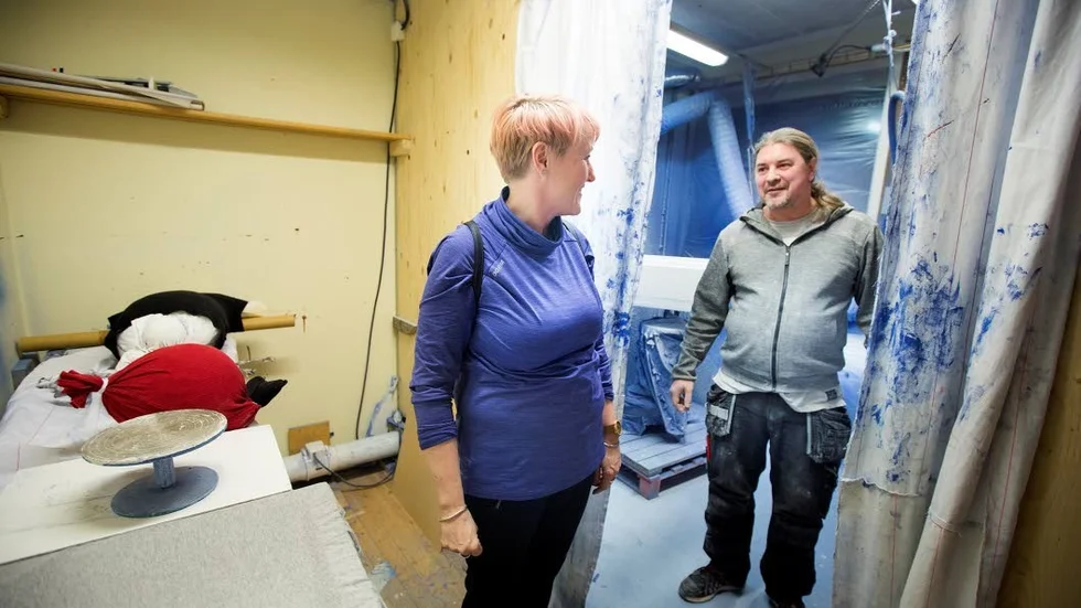 Avdelningarna på Jobbcenter södra i Luleå samverkar med varandra. Här är Berit Vennberg i samspråk med Magnus Nilsson på snickeriet och måleriet.